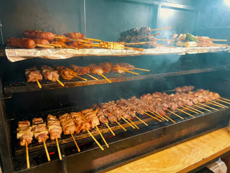 Como assar espetinhos na prática